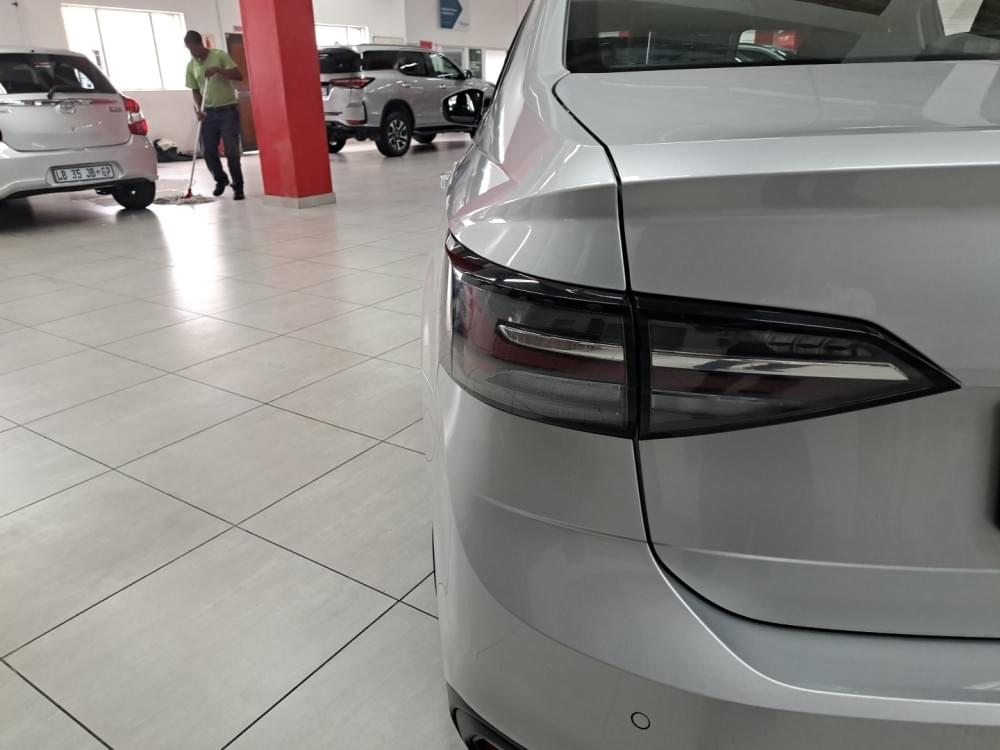 Volkswagen Polo Sedan 1.6 Base