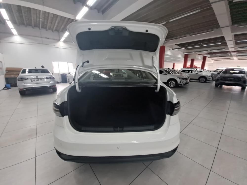 Volkswagen Polo Sedan 1.6 Base