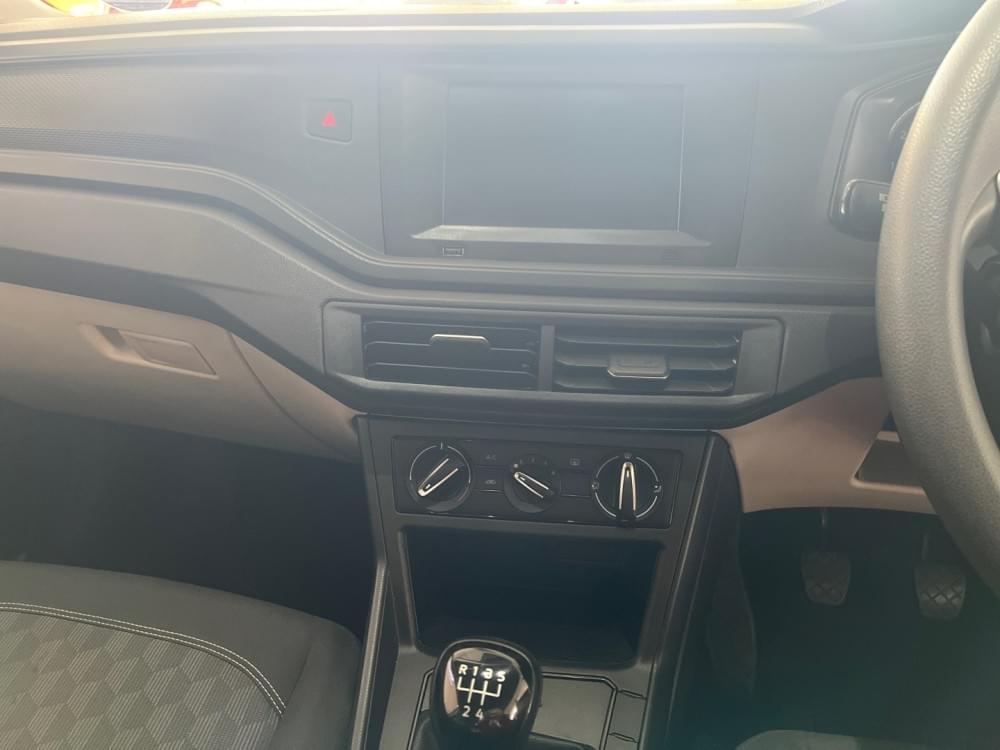 Volkswagen Polo Sedan 1.6 Base