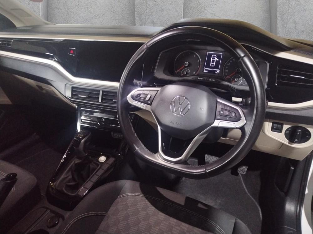 Volkswagen Polo Sedan 1.6 Life Tiptronic