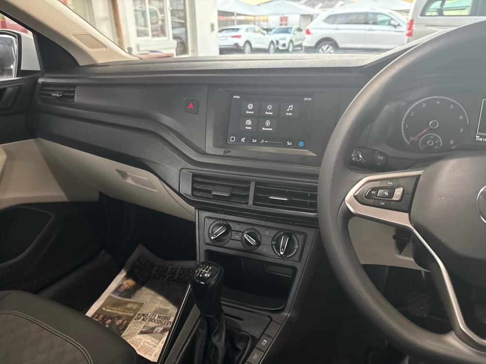Volkswagen Polo Sedan 1.6 Base