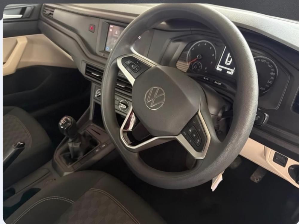 Volkswagen Polo Sedan 1.6 Base