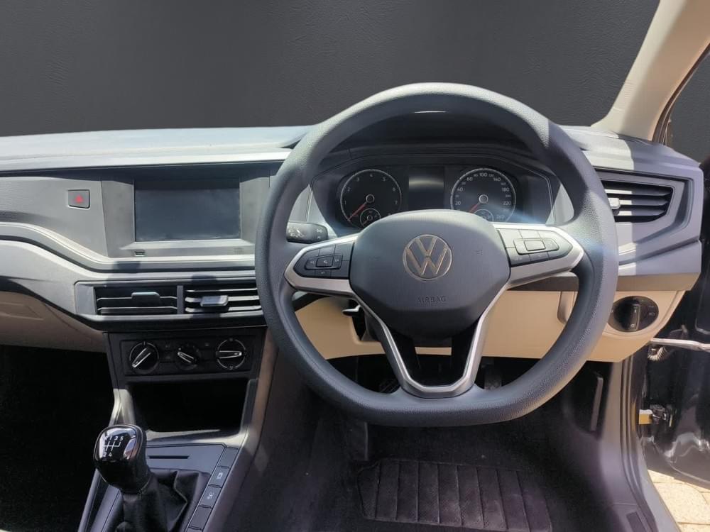 Volkswagen Polo Sedan 1.6 Base