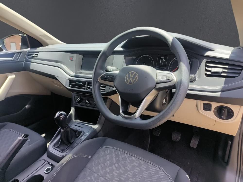 Volkswagen Polo Sedan 1.6 Base