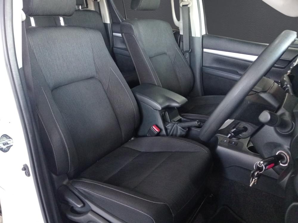 Toyota N/A 2.4 Gd-6 Raider D Cab At