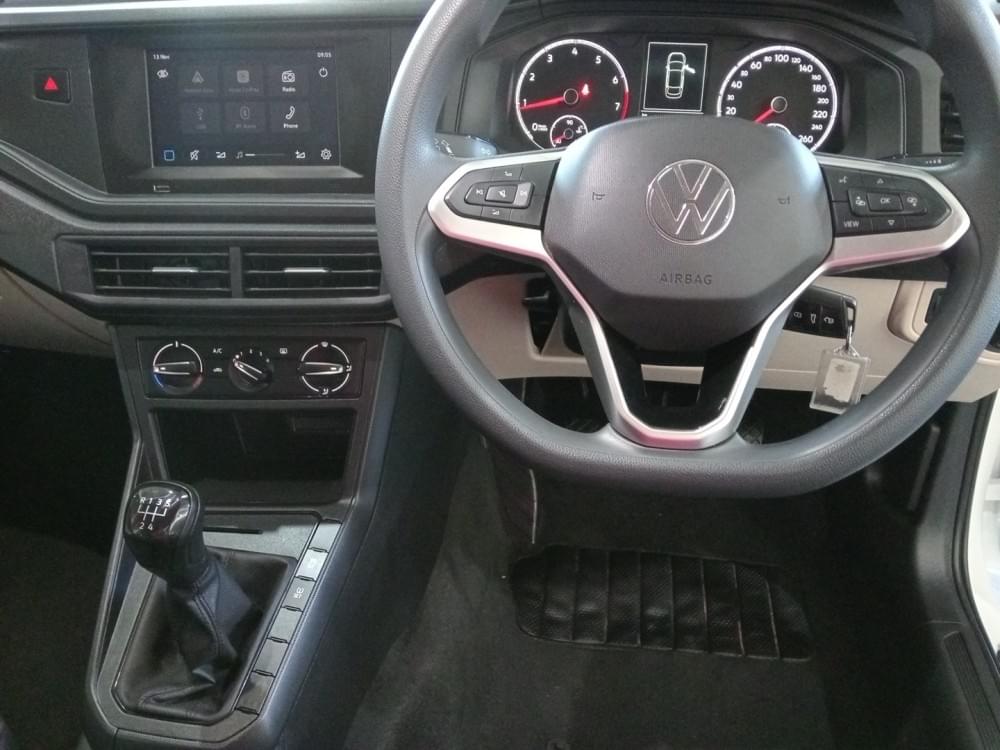 Volkswagen Polo Sedan 1.6 Base