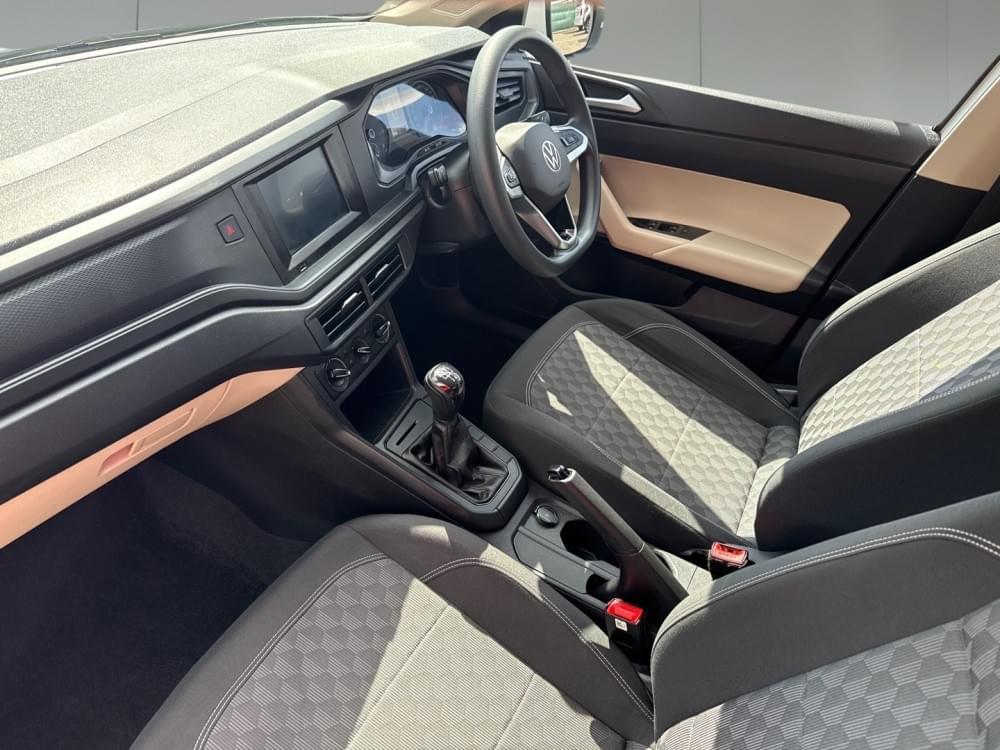 Volkswagen Polo Sedan 1.6 Base