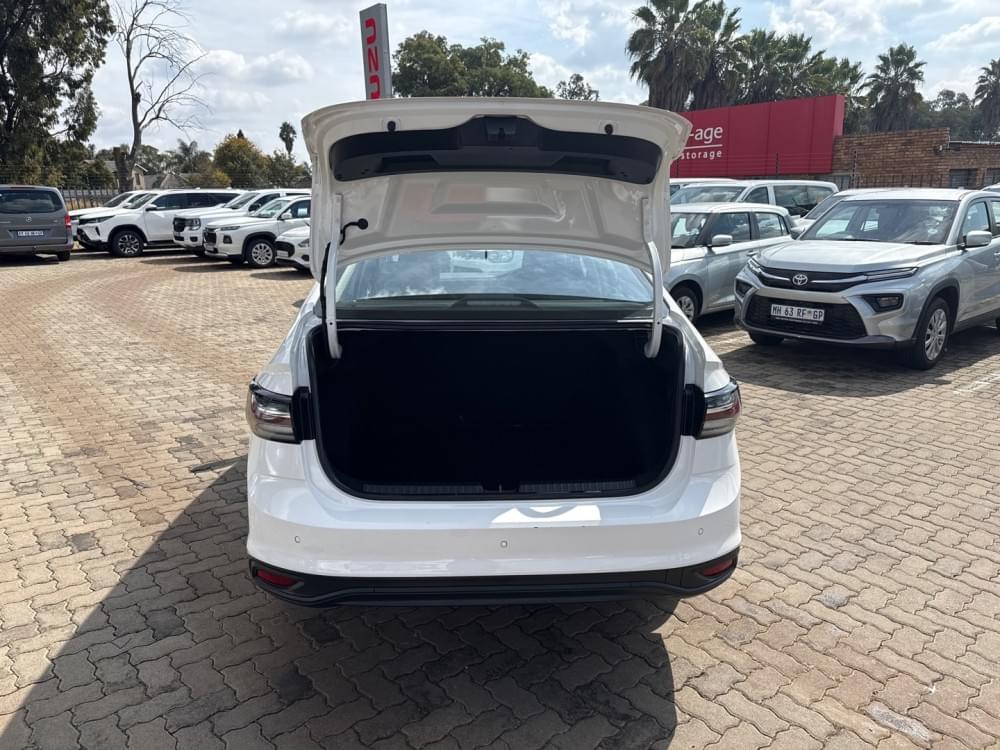 Volkswagen Polo Sedan 1.6 Base