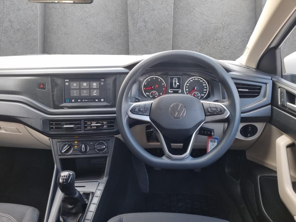 Volkswagen Polo Sedan 1.6 Base
