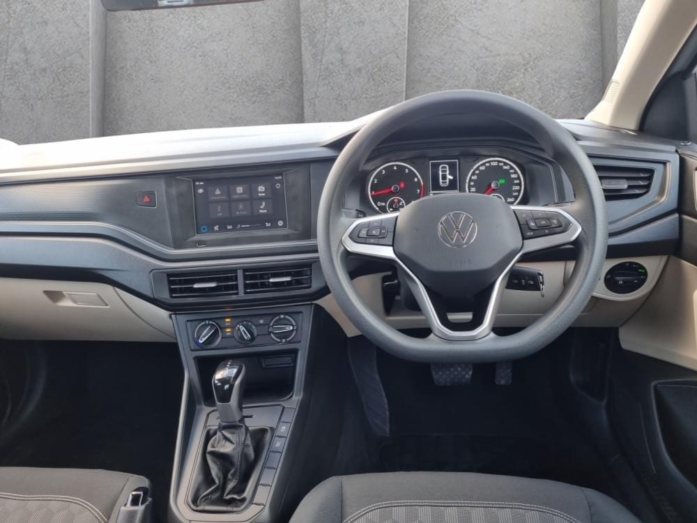 Volkswagen Polo Sedan 1.6 Base