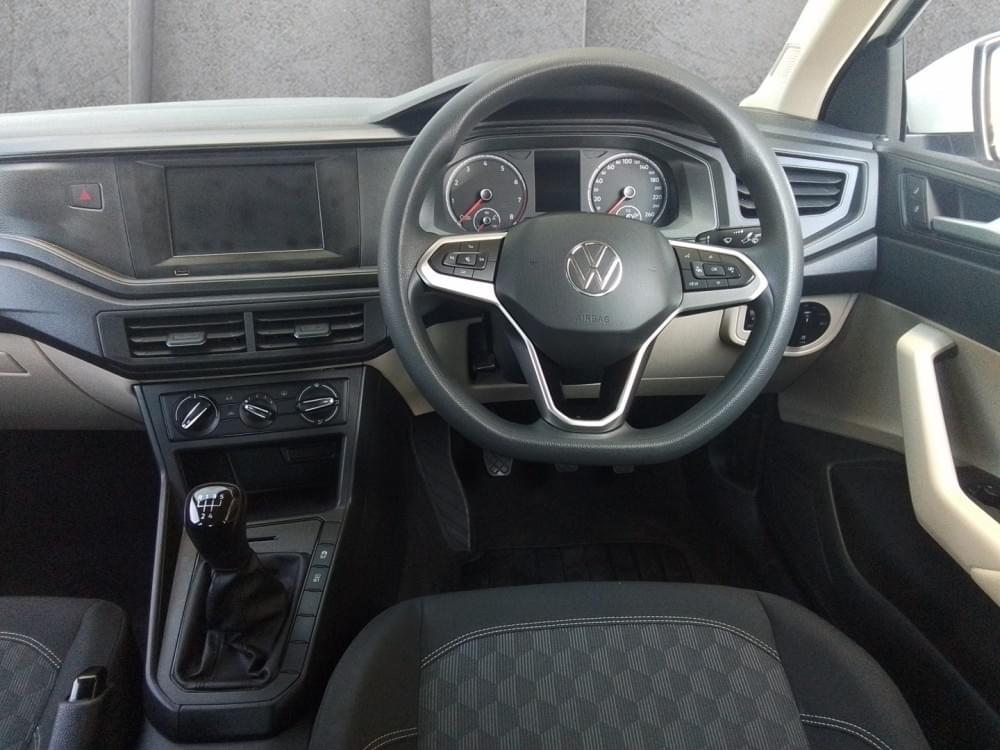 Volkswagen Polo Sedan 1.6 Base
